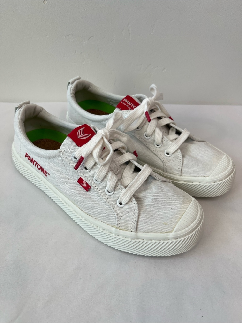 Cariuma x Pantone OCA Low Off White Viva Magenta Canvas Sneakers Womens 9 M 7.5
